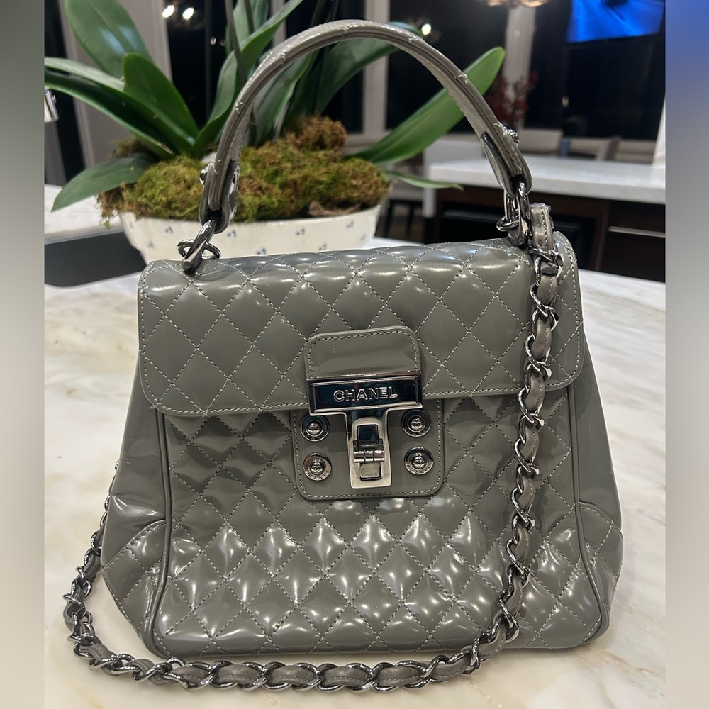 CHANEL shoulder bag 💯 % authentic. Amazing condition